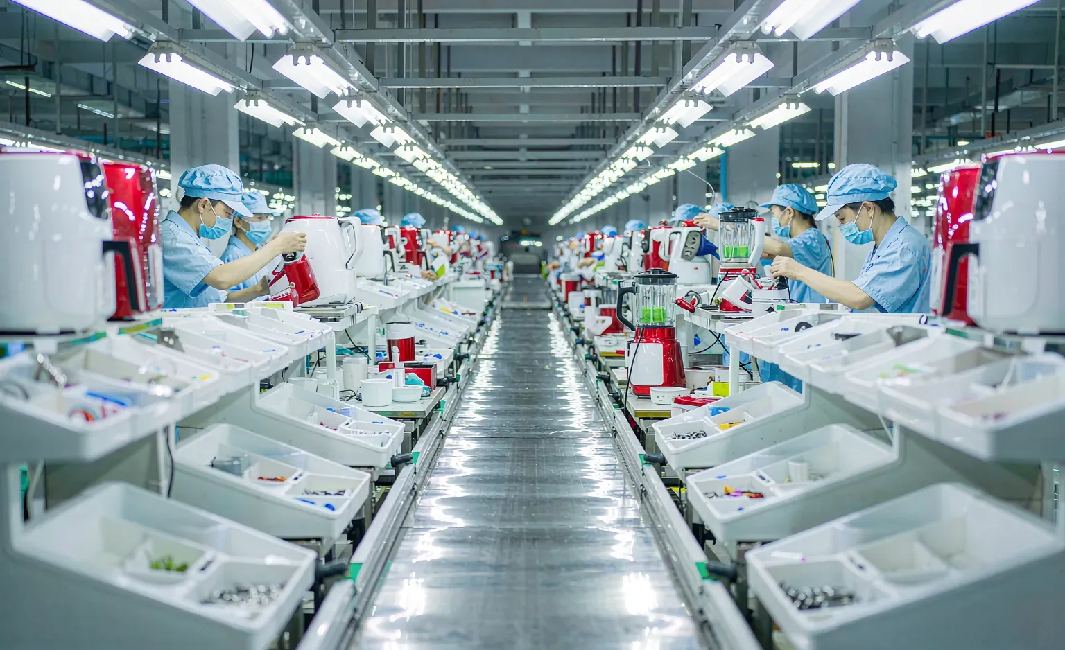 HomeLine assembly line producing air fryers and blenders in Dongguan